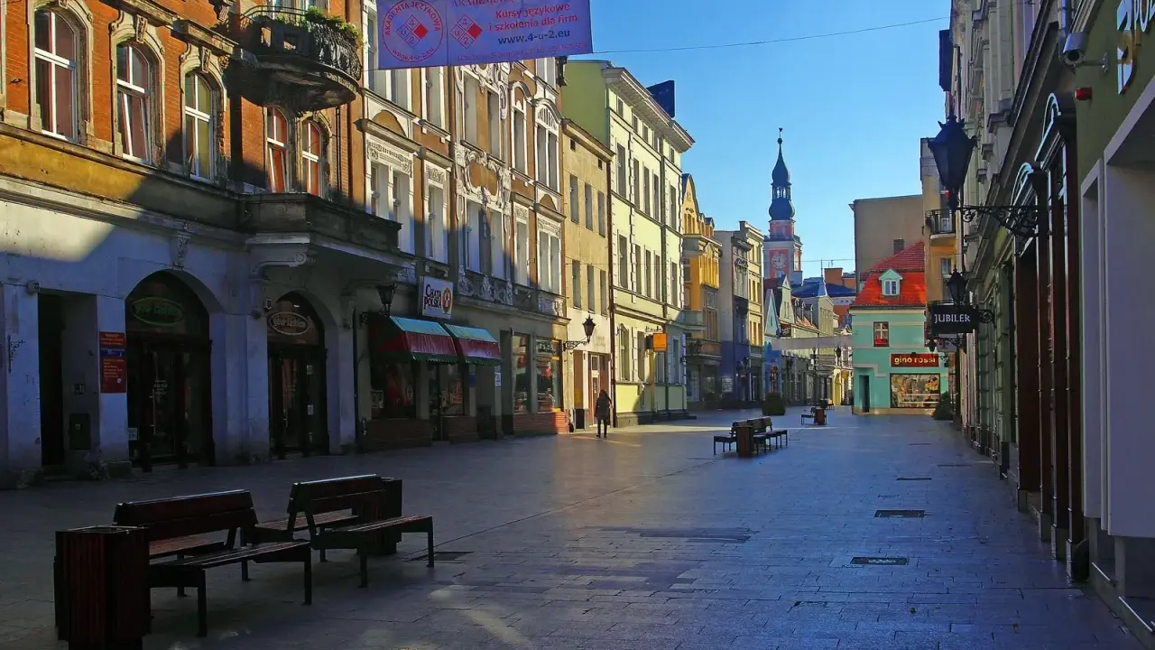 Spacer po urokliwym rynku w Lesznie. Kolorowe kamienice, sklepiki i wieża ratusza tworzą piękne leszno atrakcje.