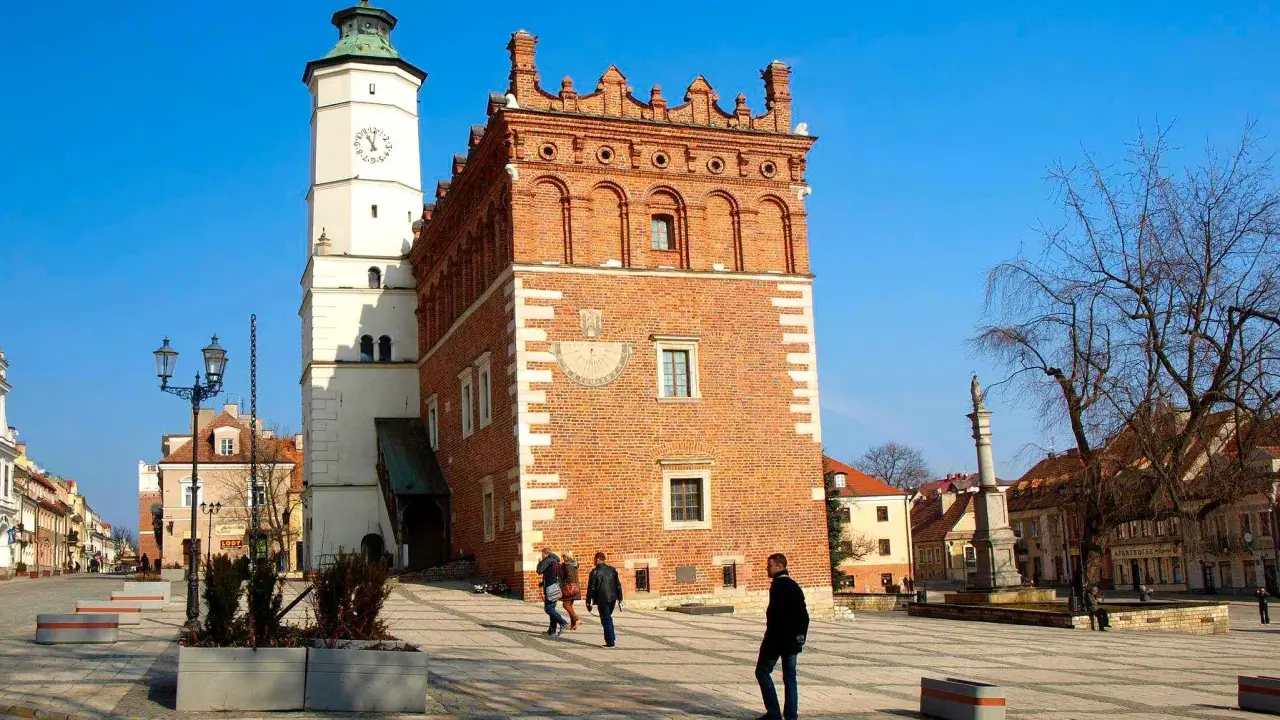 Rynek w Sandomierzu z Ratuszem i Kamienicą Grzybowską. Wspaniałe atrakcje Sandomierza zachęcają do zwiedzania.