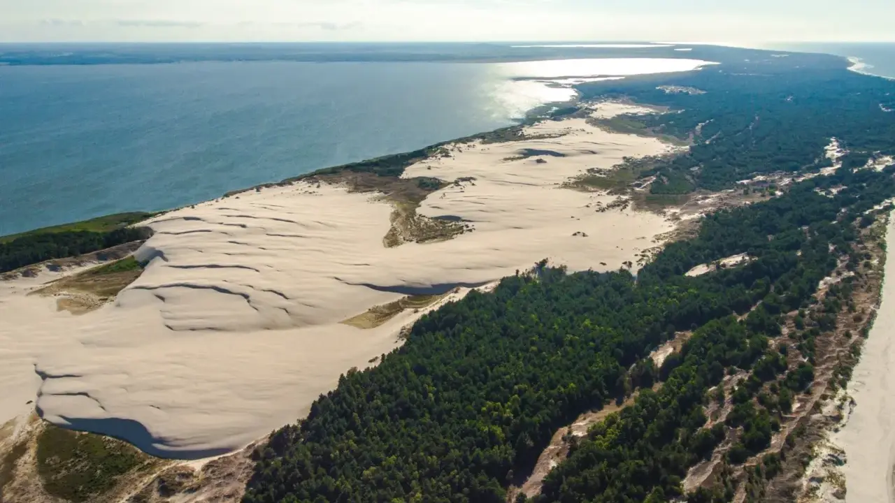Pustynia Słowińska, uznawana za najładniejszą plażę w Polsce, z wydmami, lasem i morzem.