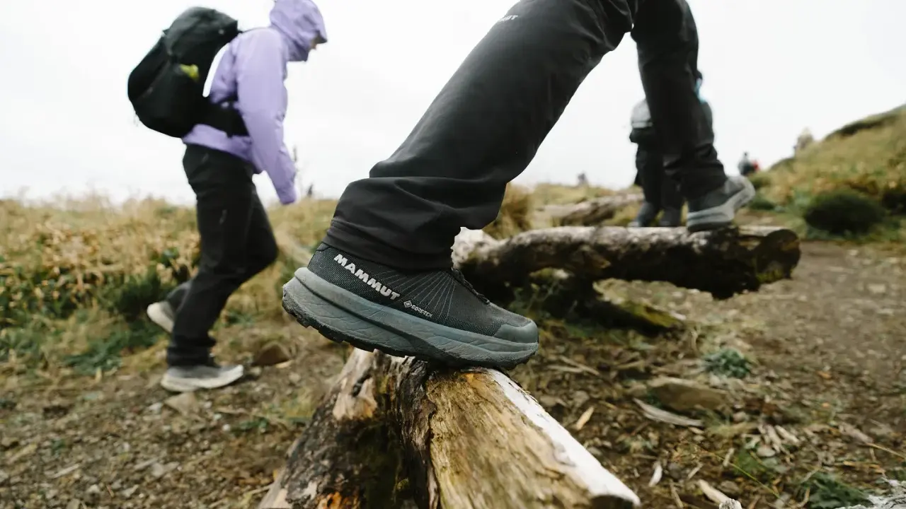 Letnie buty w góry, takie jak te Mammut z Gore-Tex, zapewniają stabilność na nierównym terenie.