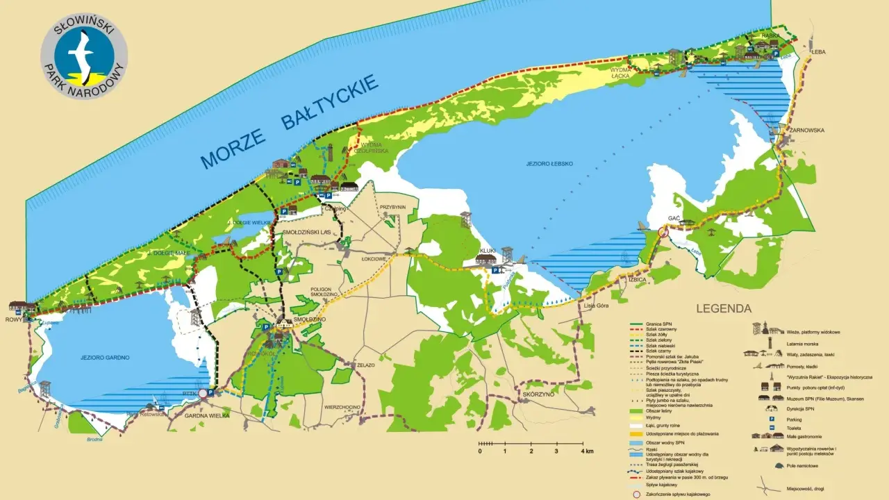 Mapa Słowińskiego Parku Narodowego z jeziorami, wydmami, lasami i szlakami turystycznymi.