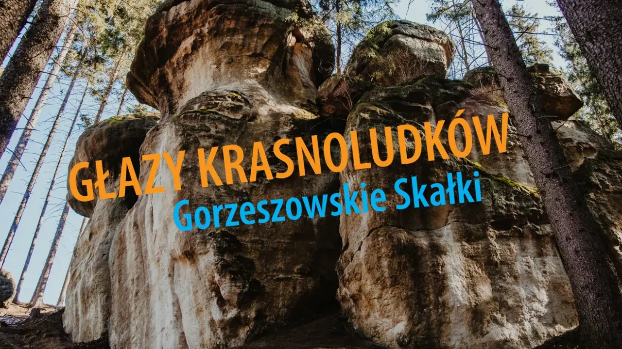 Potężne głazy krasnoludków w Gorzeszowskich Skałkach, otoczone lasem, tworzą niezwykły krajobraz.