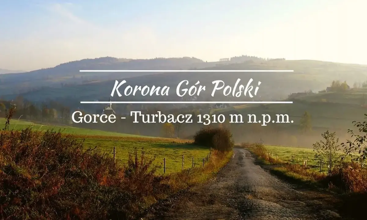 Poranna mgła otula gorce szczyty. Droga prowadzi przez zielone pola ku Turbaczowi, najwyższemu wzniesieniu Korony Gór Polski.