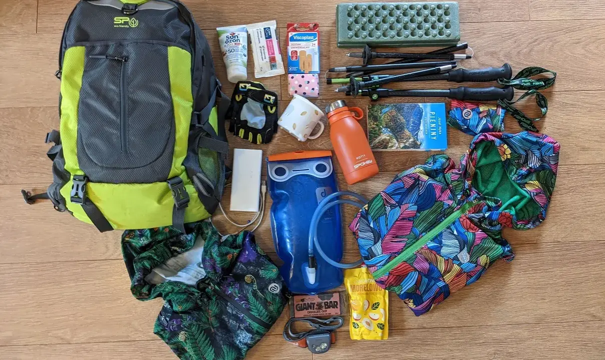 Plecak, kijki trekkingowe, bidon, apteczka, powerbank, czołówka, mapa, przekąski – oto co zabrać w góry, by niczego nie zabrakło.
