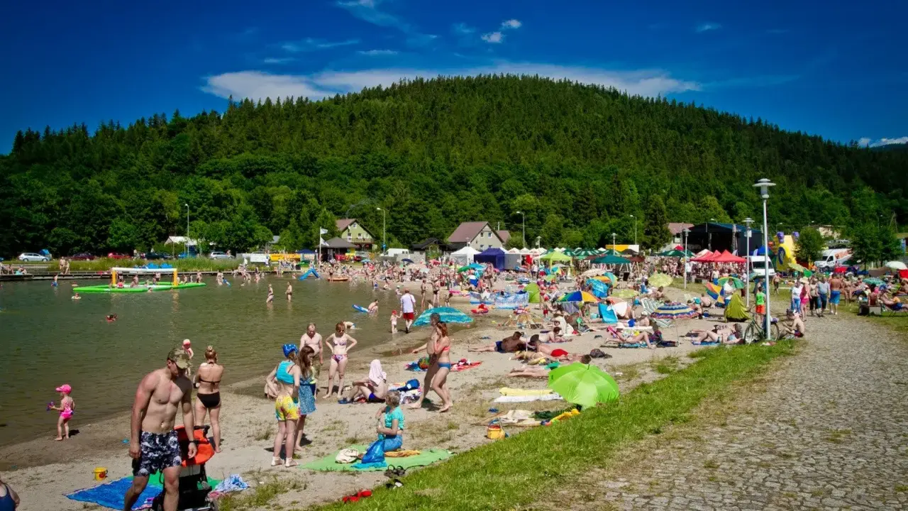 Tłumy ludzi na plaży i w wodzie, idealne miejsce, gdzie na weekend dolny śląsk.