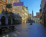 Spacer po urokliwym rynku w Lesznie. Kolorowe kamienice, sklepiki i wieża ratusza tworzą piękne leszno atrakcje.