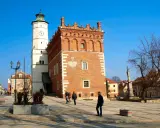 Rynek w Sandomierzu z Ratuszem i Kamienicą Grzybowską. Wspaniałe atrakcje Sandomierza zachęcają do zwiedzania.