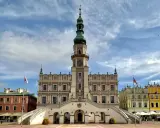 Ratusz w Zamościu, perła renesansu, zachwyca na Rynku Wielkim. Kolorowe kamienice i zamojskie atrakcje tworzą niezapomniany widok.