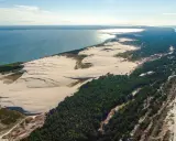Pustynia Słowińska, uznawana za najładniejszą plażę w Polsce, z wydmami, lasem i morzem.
