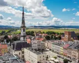 Widok na rynek i wieżę ratuszową w Ząbkowicach Śląskich. Kolorowe kamienice i zamek tworzą piękne ząbkowice śląskie atrakcje.