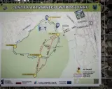 Mapa szlaku turystycznego z zaznaczonym leśne molo, punktami kontrolnymi i odległościami.