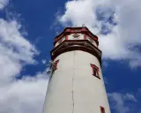 Wieża widokowa na Biskupiej Kopie z antenami telekomunikacyjnymi na tle błękitnego nieba z chmurami.