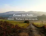 Poranna mgła otula gorce szczyty. Droga prowadzi przez zielone pola ku Turbaczowi, najwyższemu wzniesieniu Korony Gór Polski.