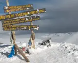 Snieg w Afryce na szczycie Uhuru Peak, Tanzania. Znaki informują o wysokości 5895 m n.p.m. i o tym, że to najwyższy punkt Afryki.
