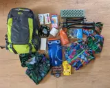 Plecak, kijki trekkingowe, bidon, apteczka, powerbank, czołówka, mapa, przekąski – oto co zabrać w góry, by niczego nie zabrakło.