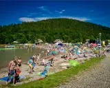 Tłumy ludzi na plaży i w wodzie, idealne miejsce, gdzie na weekend dolny śląsk.