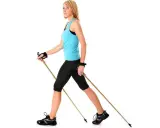 Kobieta z kijami do nordic walking, idealne do ćwiczeń. Dowiedz się, jak dobrać kije do nordic walking, by czerpać z nich maksimum korzyści.