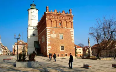 Rynek w Sandomierzu z Ratuszem i Kamienicą Grzybowską. Wspaniałe atrakcje Sandomierza zachęcają do zwiedzania.