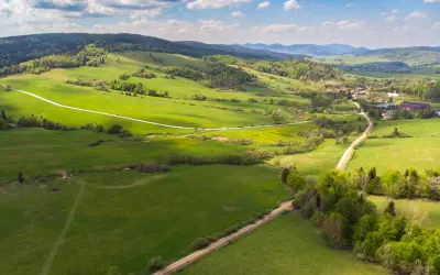 Zielone wzgórza Beskidu Niskiego, malownicze drogi i wieś. Idealne miejsce na odkrywanie atrakcji.