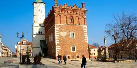 Rynek w Sandomierzu z Ratuszem i Kamienicą Grzybowską. Wspaniałe atrakcje Sandomierza zachęcają do zwiedzania.