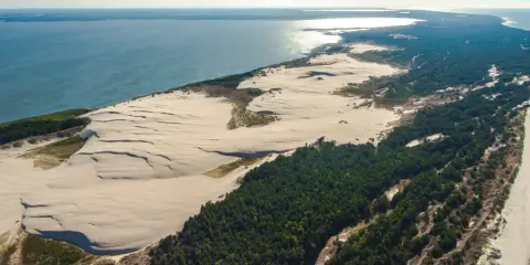 Pustynia Słowińska, uznawana za najładniejszą plażę w Polsce, z wydmami, lasem i morzem.