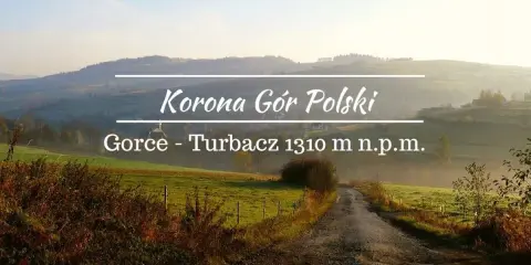 Poranna mgła otula gorce szczyty. Droga prowadzi przez zielone pola ku Turbaczowi, najwyższemu wzniesieniu Korony Gór Polski.