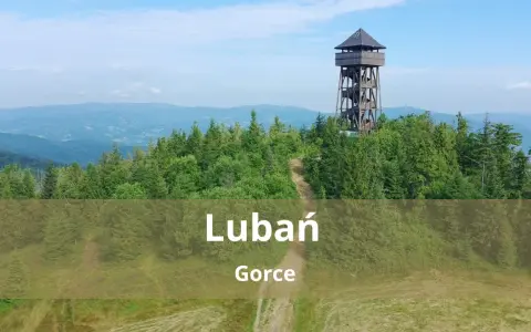 Wieża widokowa na górze Lubań w Gorcach, otoczona zielonymi lasami i pagórkami.