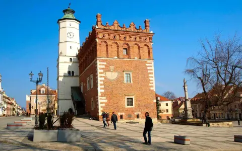 Rynek w Sandomierzu z Ratuszem i Kamienicą Grzybowską. Wspaniałe atrakcje Sandomierza zachęcają do zwiedzania.