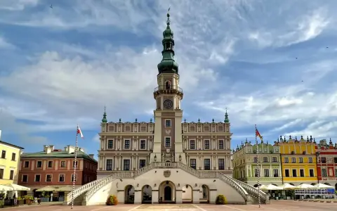 Ratusz w Zamościu, perła renesansu, zachwyca na Rynku Wielkim. Kolorowe kamienice i zamojskie atrakcje tworzą niezapomniany widok.