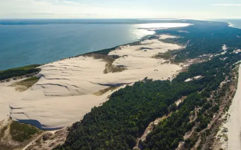 Pustynia Słowińska, uznawana za najładniejszą plażę w Polsce, z wydmami, lasem i morzem.