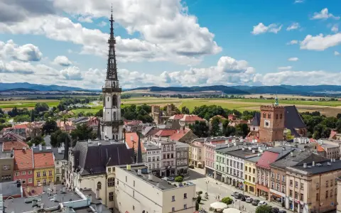 Widok na rynek i wieżę ratuszową w Ząbkowicach Śląskich. Kolorowe kamienice i zamek tworzą piękne ząbkowice śląskie atrakcje.