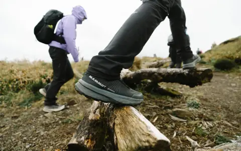 Letnie buty w góry, takie jak te Mammut z Gore-Tex, zapewniają stabilność na nierównym terenie.