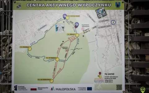 Mapa szlaku turystycznego z zaznaczonym leśne molo, punktami kontrolnymi i odległościami.
