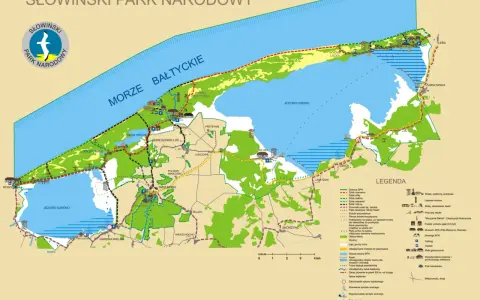 Mapa Słowińskiego Parku Narodowego z jeziorami, wydmami, lasami i szlakami turystycznymi.