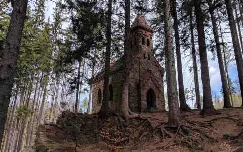 Kamienna kapliczka pośród drzew. Odkryj ukryte atrakcje Gór Opawskich, gdzie natura splata się z historią.