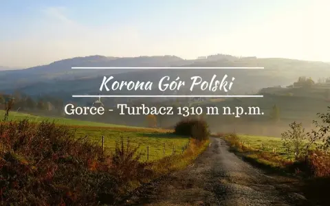 Poranna mgła otula gorce szczyty. Droga prowadzi przez zielone pola ku Turbaczowi, najwyższemu wzniesieniu Korony Gór Polski.