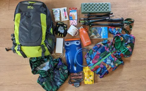 Plecak, kijki trekkingowe, bidon, apteczka, powerbank, czołówka, mapa, przekąski – oto co zabrać w góry, by niczego nie zabrakło.