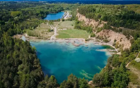 Turkusowe jeziora w otoczeniu lasów i kamieniołomów. To miejsce kryje wiele ciekawostek o Polsce, jak dawne kopalnie zamienione w rajskie zakątki.