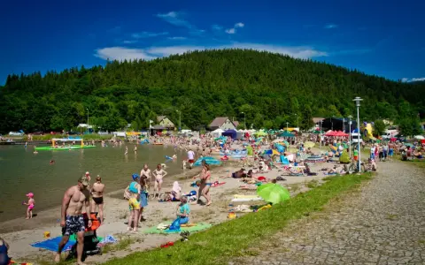Tłumy ludzi na plaży i w wodzie, idealne miejsce, gdzie na weekend dolny śląsk.