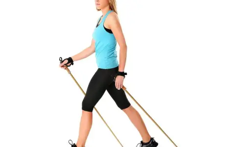 Kobieta z kijami do nordic walking, idealne do ćwiczeń. Dowiedz się, jak dobrać kije do nordic walking, by czerpać z nich maksimum korzyści.