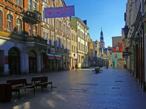 Spacer po urokliwym rynku w Lesznie. Kolorowe kamienice, sklepiki i wieża ratusza tworzą piękne leszno atrakcje.