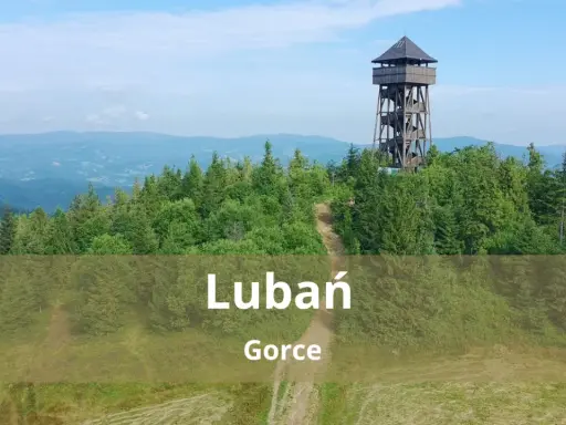 Wieża widokowa na górze Lubań w Gorcach, otoczona zielonymi lasami i pagórkami.