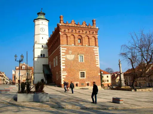 Rynek w Sandomierzu z Ratuszem i Kamienicą Grzybowską. Wspaniałe atrakcje Sandomierza zachęcają do zwiedzania.