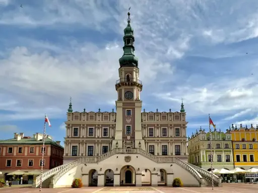 Ratusz w Zamościu, perła renesansu, zachwyca na Rynku Wielkim. Kolorowe kamienice i zamojskie atrakcje tworzą niezapomniany widok.