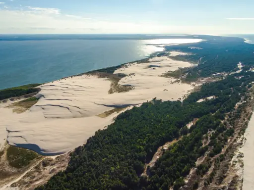 Pustynia Słowińska, uznawana za najładniejszą plażę w Polsce, z wydmami, lasem i morzem.