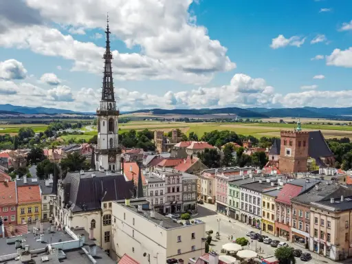 Widok na rynek i wieżę ratuszową w Ząbkowicach Śląskich. Kolorowe kamienice i zamek tworzą piękne ząbkowice śląskie atrakcje.