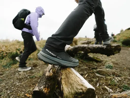 Letnie buty w góry, takie jak te Mammut z Gore-Tex, zapewniają stabilność na nierównym terenie.