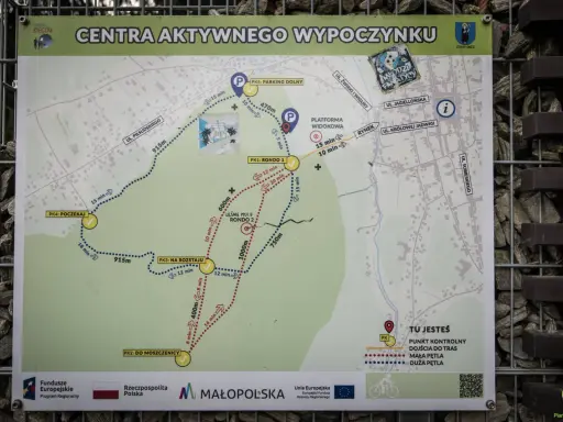 Mapa szlaku turystycznego z zaznaczonym leśne molo, punktami kontrolnymi i odległościami.
