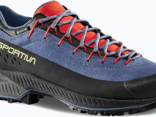 Niebieskie buty trekkingowe La Sportiva TX4 Evo z czerwonymi akcentami i szarymi sznurówkami. Wodoodporna membrana Gore-Tex.