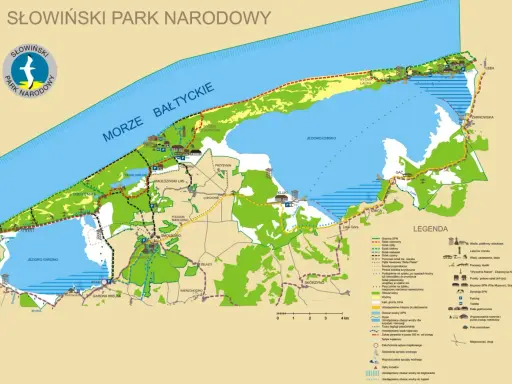 Mapa Słowińskiego Parku Narodowego z jeziorami, wydmami, lasami i szlakami turystycznymi.